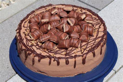 Torte dekoriert mit Kinder Bueno Stücken und Creme-Tupfen