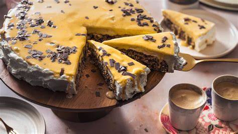 Torte eingestrichen und mit Schokoraspeln garniert