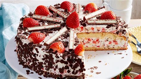 Torte eingewickelt im Gefrierschrank