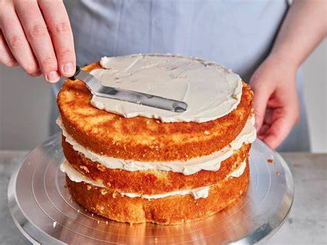 Torte einstreichen: Crumb Coat