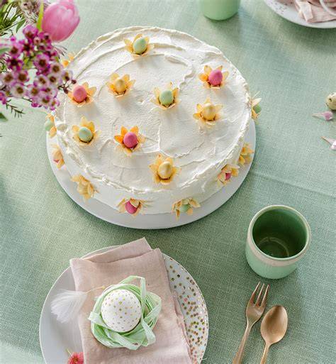Torte fertig dekoriert auf Kuchenständer, Frühlingshafte Kaffeetafel