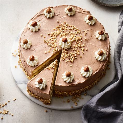 Torte fertig dekoriert mit Haselnüssen und Schokoblättern