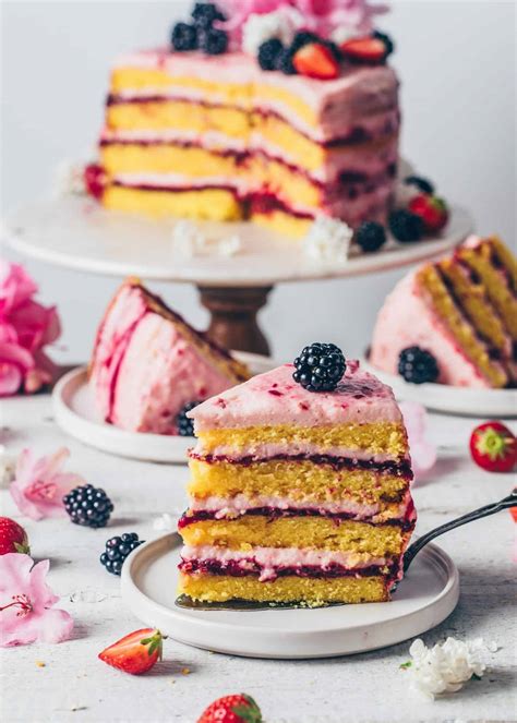 Torte geschichtet mit Marmelade und Schokosahne