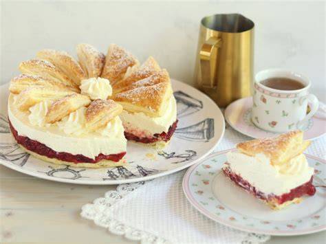 Torte geschichtet mit Zwetschgenkompott und Buttercreme