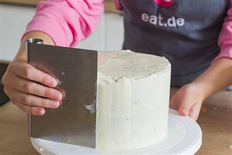 Torte glatt einstreichen mit Teigkarte