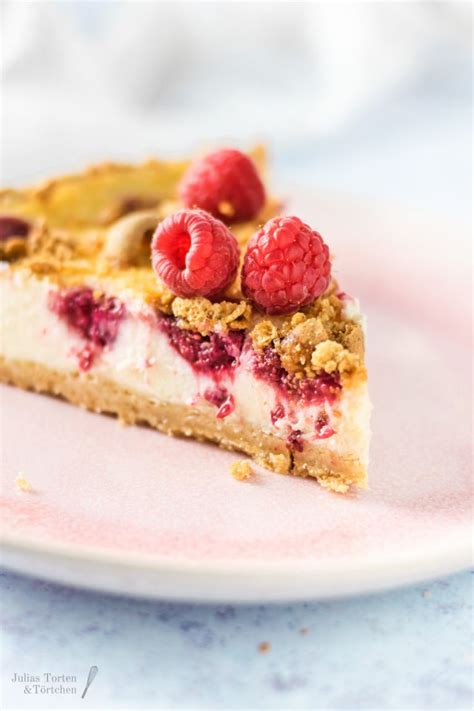 Torte mit Amarettini-Boden und verschiedenen Auflagen (Käsekuchen, Mousse, Obst)