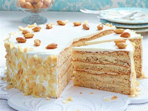 Torte mit Buttercreme und Mandeln
