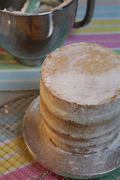 Torte mit Crumb Coat und Dekorationszubehör