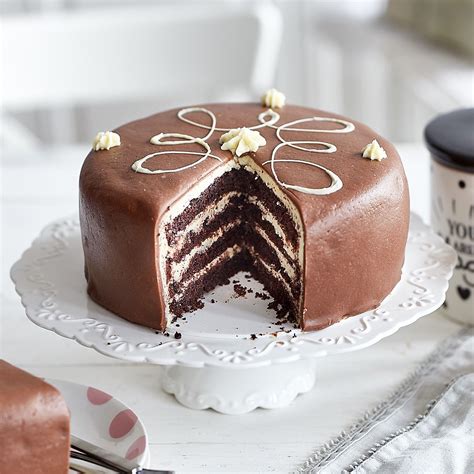 Torte mit Fondantüberzug und filigraner Royal-Icing-Dekoration