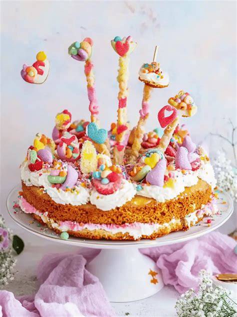 Torte mit Fondantüberzug und fruchtiger Dekoration