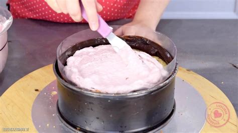 Torte mit Fondantdecke und Fondantband, Schritt-für-Schritt visualisiert