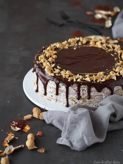 Torte mit Frischkäse-Erdnusscreme und gehackten Erdnüssen