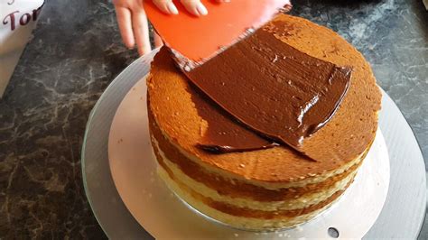 Torte mit Ganache einstreichen und glätten