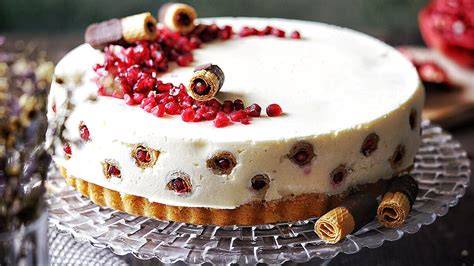 Torte mit Granatapfelkernen - serviert