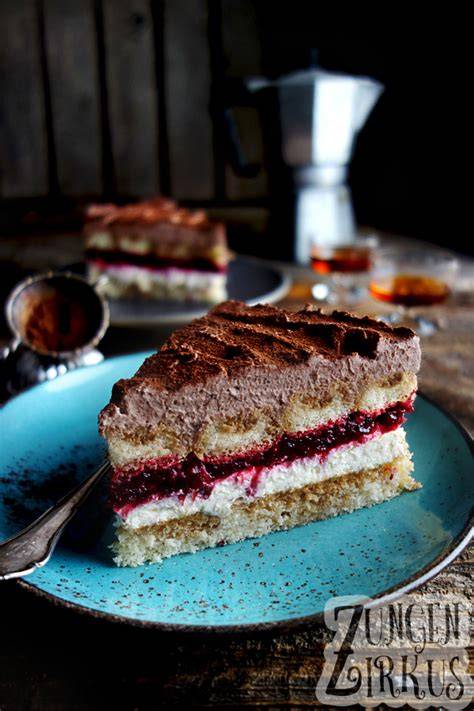 Torte mit Kakao und Amarenakirschen dekoriert