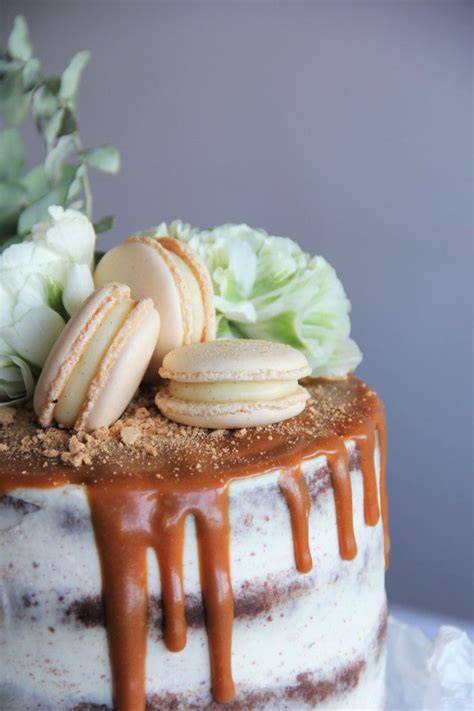 Torte mit Karamellsoße und Toffifees dekoriert