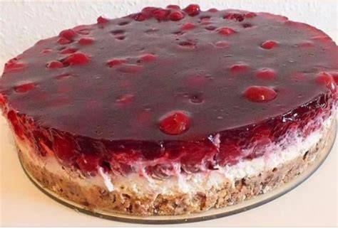 Torte mit Kirschen und Tortenguss