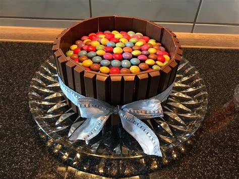 Torte mit KitKat-Rand und Smarties auf der Oberseite
