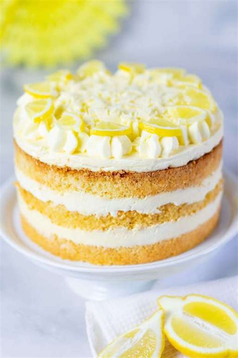 Torte mit Lemon Curd, Zitronenscheiben und Pistazien dekoriert