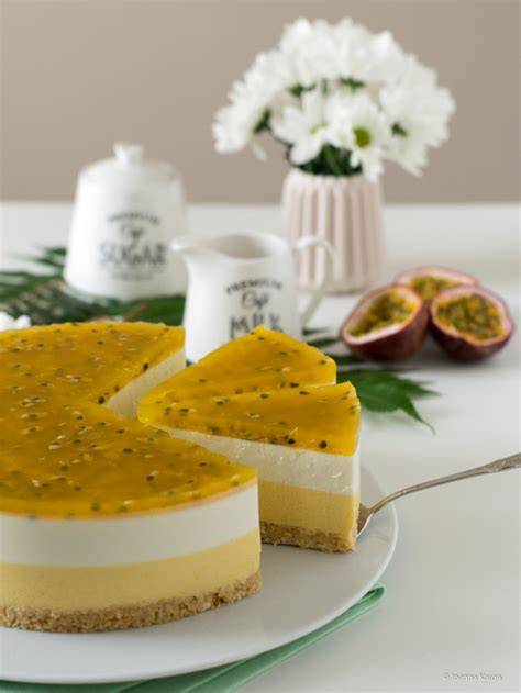 Torte mit Maracujaspiegel und frischen Maracujahälften garniert