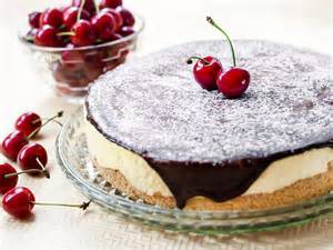 Torte mit Marzipansternen und Schokoladenglasur