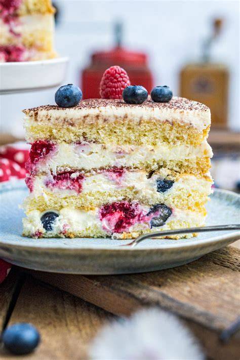 Torte mit Mascarpone-Füllung und Beeren