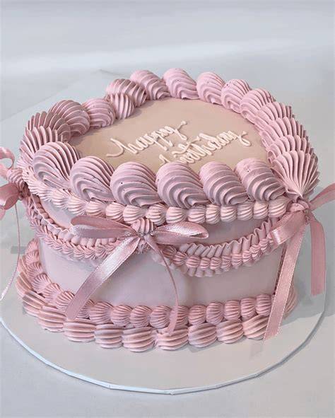 Torte mit Pralinen, Schleifen und Deko-Blüten