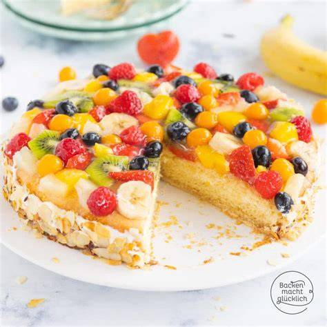 Torte mit Sahnetupfen und frischem Obst