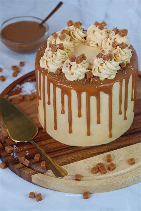 Torte mit Salted Caramel Drip auf Tortenplatte