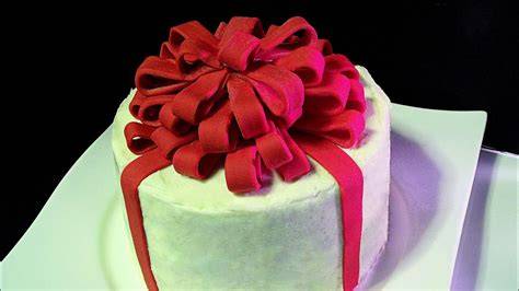 Torte mit Schleife auf weißem Fondant