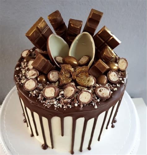Torte mit Schoko-Drip und Erdnusskonfekt