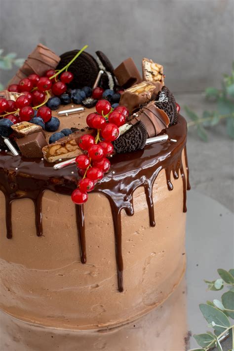 Torte mit Schokodrip und verschiedenen Kinderschokolade-Dekorationen