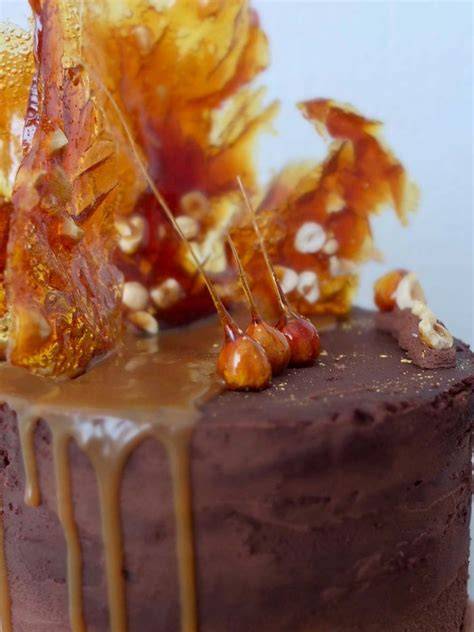 Torte mit Schokolade, Karamell und gerösteten Haselnüssen