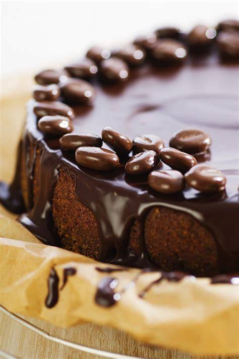 Torte mit Schokoladendrip und Mokkabohnen dekoriert