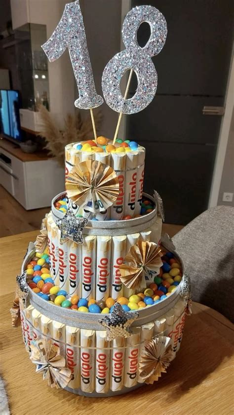 Torte mit Zahl 18, Süßigkeiten und Fondant-Deko