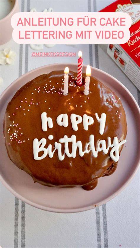 Torte mit Zuckerschrift und bunten Akzenten