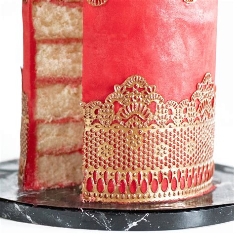 Torte mit Zuckerspitze (Sugar Lace) und Rosenkranz