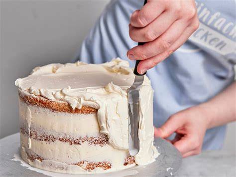 Torte mit dünner Krümelschicht, bereit zum finalen Einstreichen
