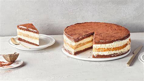 Torte mit drei Stockwerken in Standardgröße