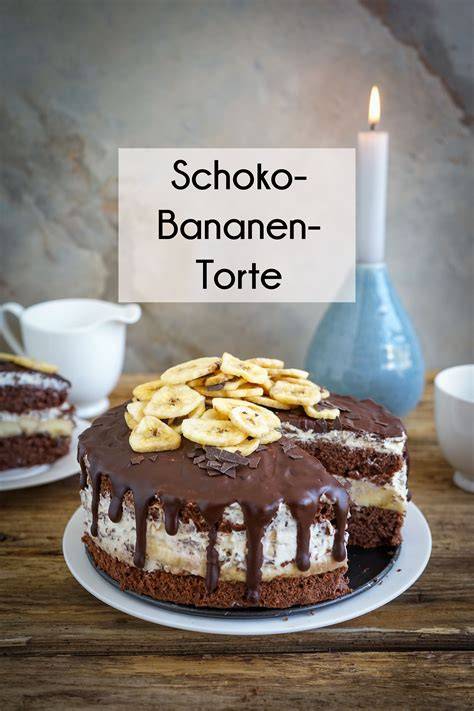 Torte mit frischen Bananen, Stracciatella-Creme und Schokodrip
