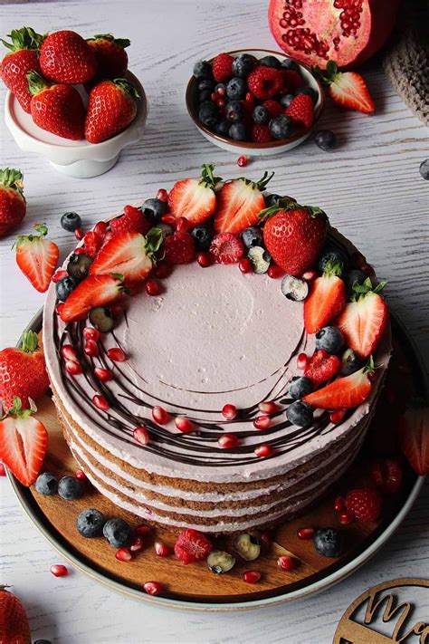 Torte mit frischen Beeren dekoriert