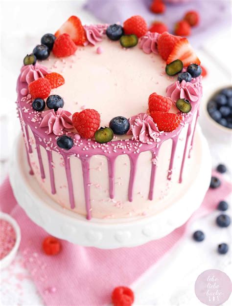 Torte mit frischen Beeren und Sahnetupfern