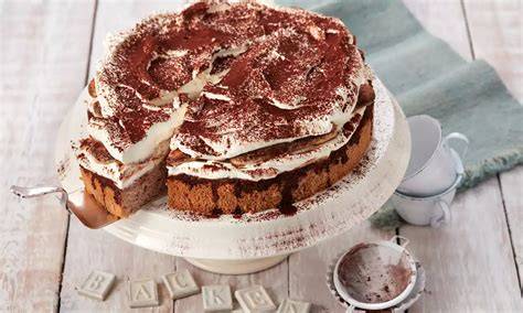 Torte mit geschichteter Stern-Dekoration (Tannenbaum-Technik)