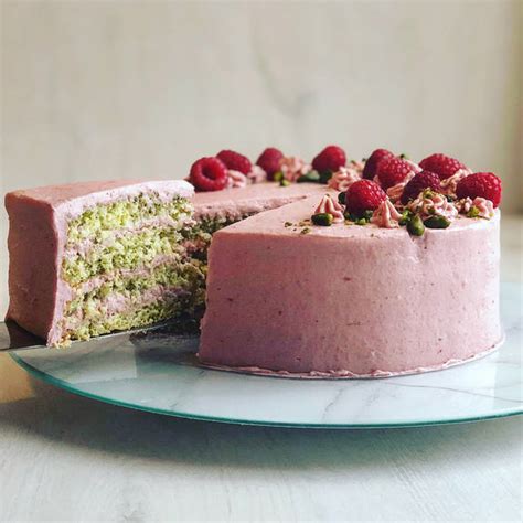Torte mit getrocknetem Crumb Coat vor dem Dekorieren