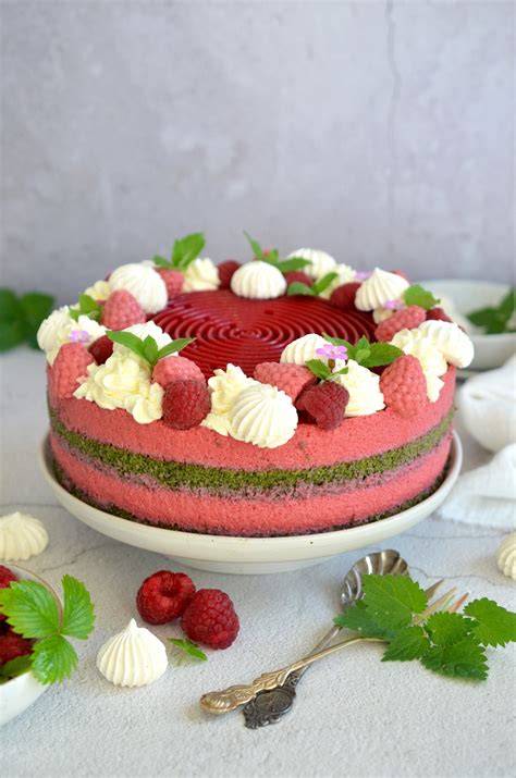 Torte mit grünem Waldmeisterspiegel und Bananenscheiben