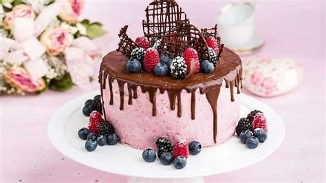 Torte mit marmoriertem Blaubeercreme-Rand auf Drehteller