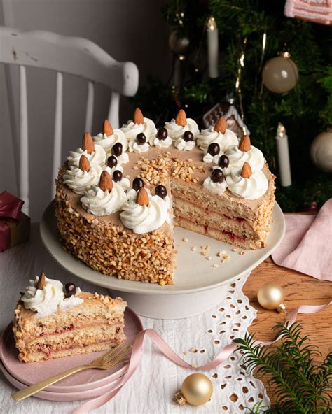 Torte mit modernen Dekorationen