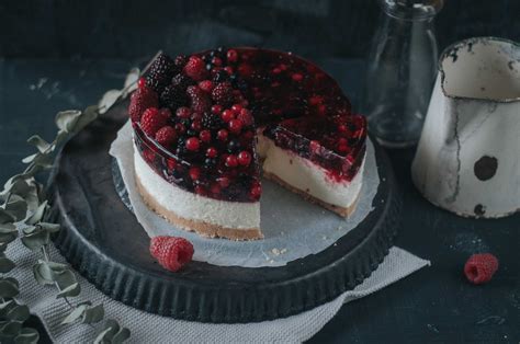 Torte mit verschiedenen Beeren und feinem Tortenguss