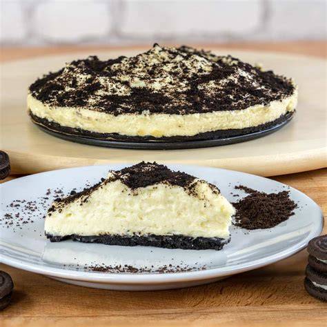 Torte mit zwei Mürbeteigböden, Karamellschicht und Twix-Dekor