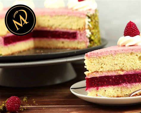Torte schichten mit Buttercreme und Fruchteinlage